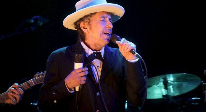 Bob Dylan, anche “Volare” tra le 66 canzoni del nuovo libro