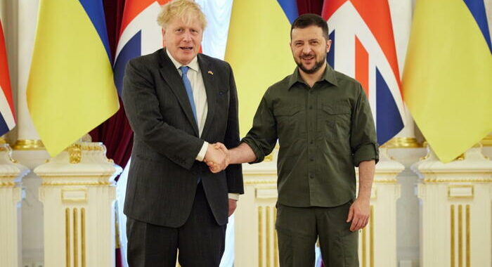 Boris Johnson a sorpresa a Kiev per l’indipendenza