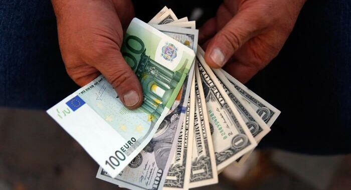 Cambi: euro stabile a 1,016 dollari