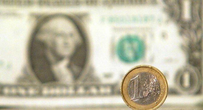 Cambi: l’euro scende sotto la parità sul dollaro