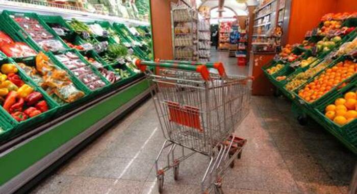 Effetto inflazione su consumi, a giugno volumi in calo 3,8%
