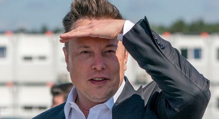 Elon Musk vende azioni Tesla per circa 7 miliardi di dollari