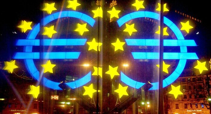 Euro sale di nuovo sopra la parità sul dollaro