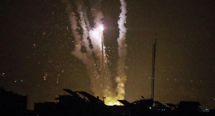 Gaza, proseguono attacchi israeliani e lancio di razzi