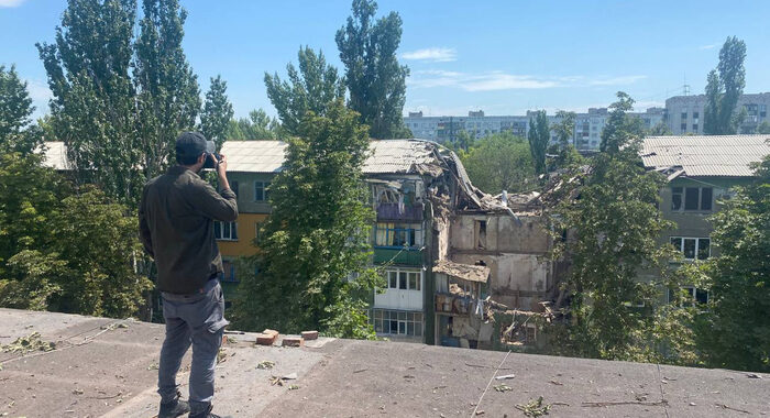 GB: Mosca schiera volontari come forze di terra in Donbass