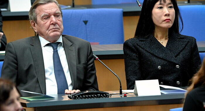 Germania, ex cancelliere Schroeder può restare nella Spd
