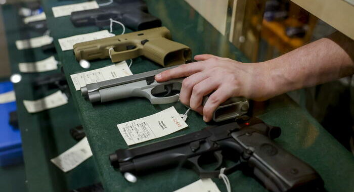 Giudice Texas cancella bando porto armi da 18 a 21 anni