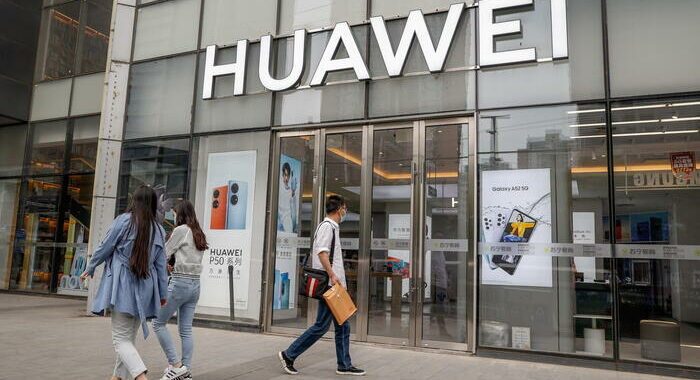 Huawei: -6% ricavi nel primo semestre,pesa Covid e bando Usa