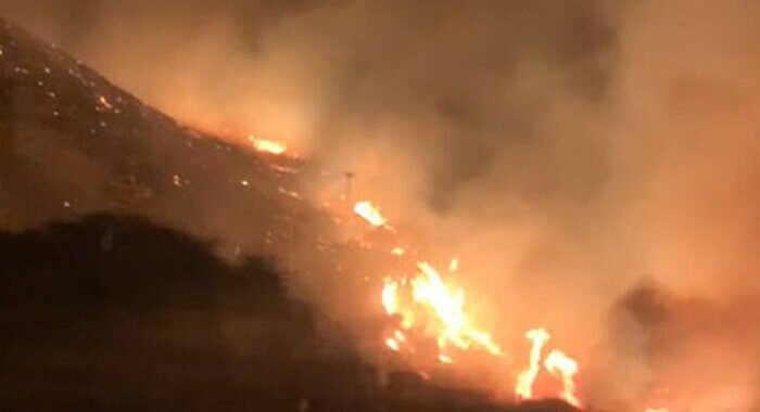 Incendi: Prot. Civile, oggi 21 richieste d’intervento aereo