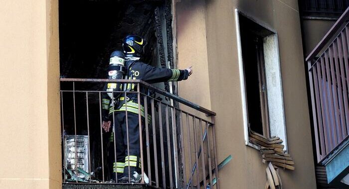 Incendio in abitazione a Milano, morta una donna