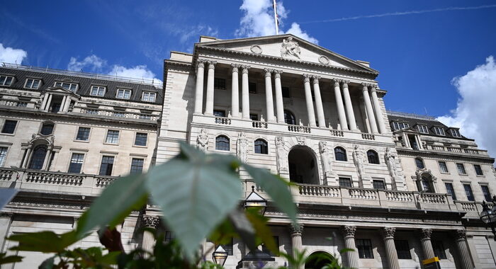 La Bank of England alza i tassi e vede una lunga recessione