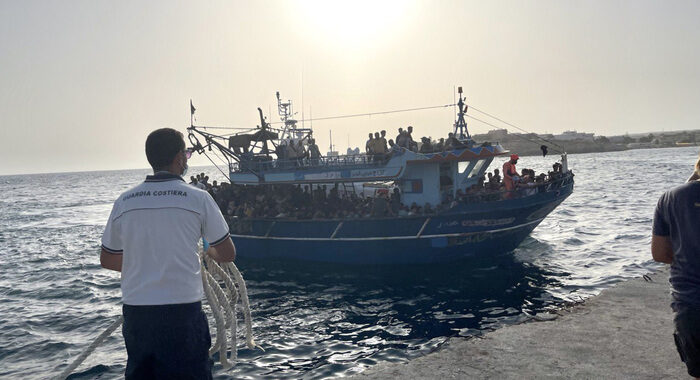 Migranti: 11 sbarchi in meno di un’ora a Lampedusa, 200 persone