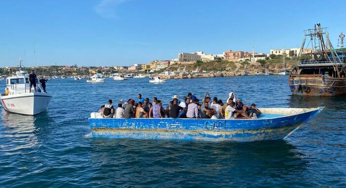 Migranti: altri barchini a Lampedusa, sono 30 gli sbarchi