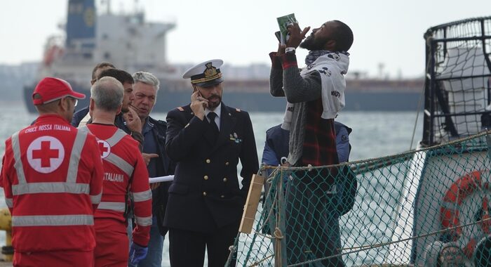 Migranti: in 750 in arrivo tra Porto Empedocle e Pozzallo