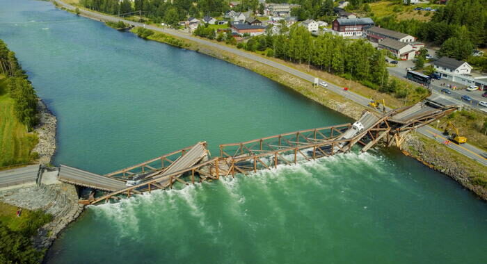 Norvegia: crolla ponte, due veicoli precipitati nel fiume