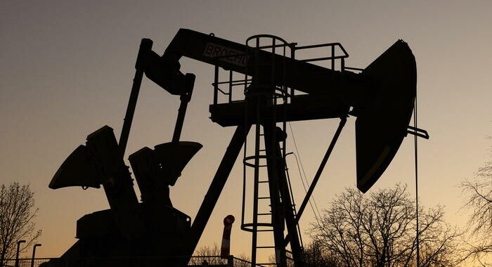 Petrolio: Opec+ aumenta produzione di appena 100 mila barili