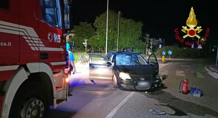 Ragazzino in bici travolto da auto, morto