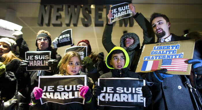Rushdie: Charlie Hebdo, ‘nulla giustifica condanna a morte’