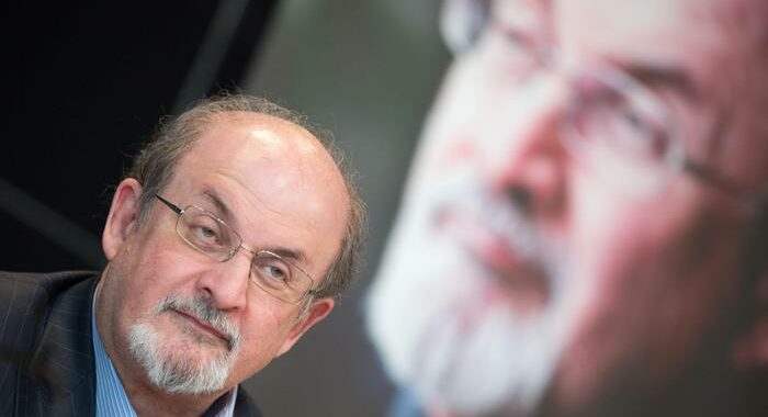 Rushdie: Iran nega qualsiasi legame con aggressore