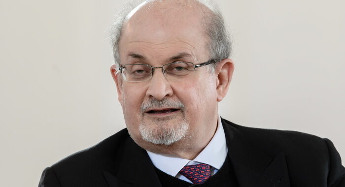 Rushdie sta parlando con investigatori, resta in ospedale