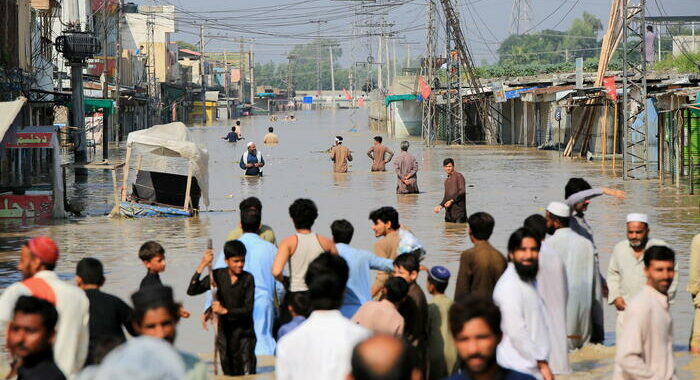 Sale a 1.136 bilancio dei morti per le inondazioni in Pakistan