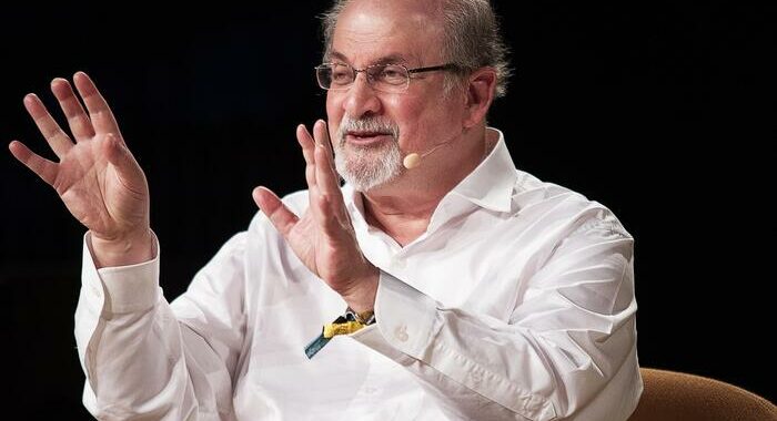 Salman Rushdie aggredito sul palco a Ny, fermato assalitore