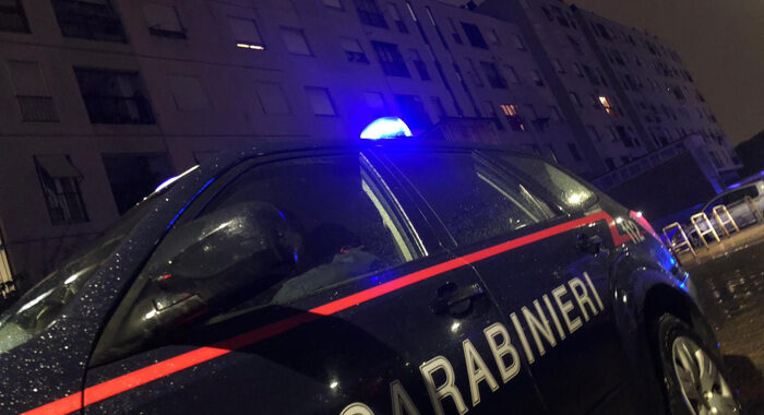 Sequestra e minaccia compagna in casa, arrestato