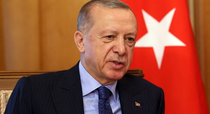 Siria: Erdogan ribadisce intenzione di attaccare forze curde