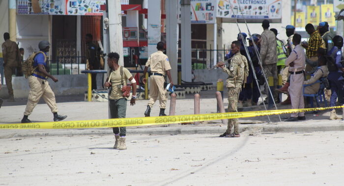 Somalia: fonti, almeno 20 morti in attacco hotel Mogadiscio