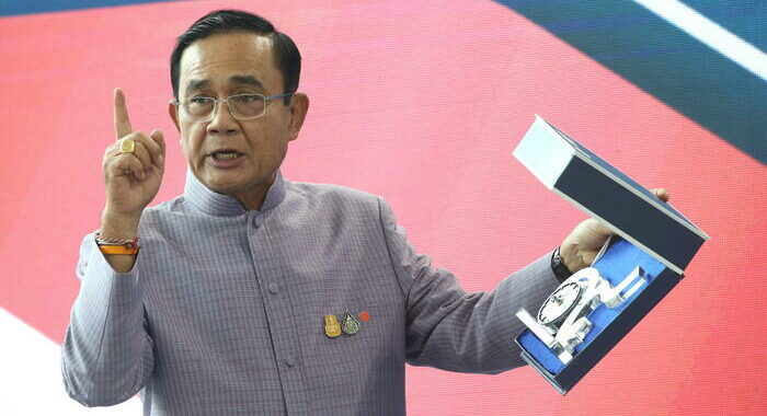 Thailandia: Corte costituzionale sospende premier Prayuth