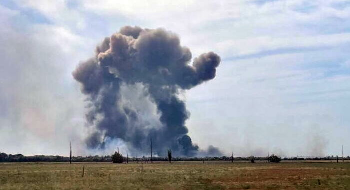 Ucraina: Crimea, incendio base russa, esplodono munizioni