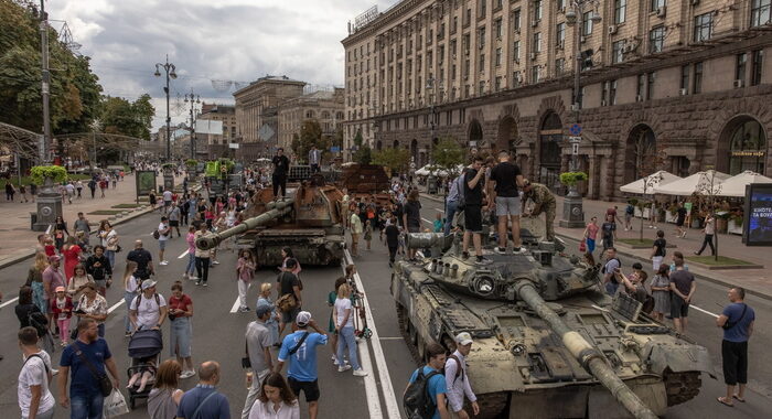 Ucraina: molti civili lasciano Kiev per paura di attacchi russi