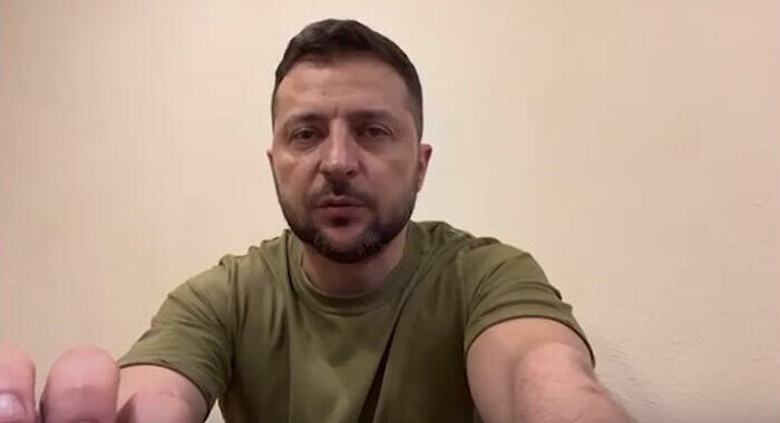 Ucraina: Zelensky valuta unioni civili per coppie omosessuali