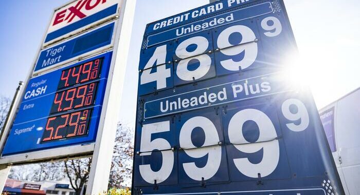 Usa: benzina sotto 4 dollari al gallone,prima volta da marzo