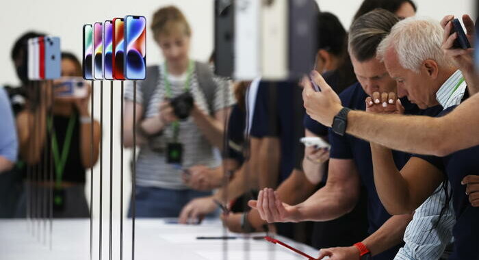 Apple: Bloomberg, stop ad aumento produzione iPhone14