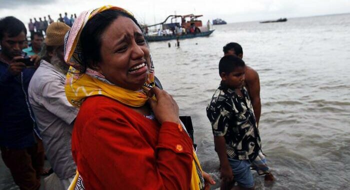 Bangladesh: barcone affonda in un fiume, almeno 23 morti