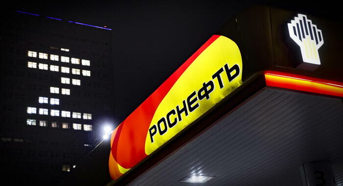 Berlino prende controllo attività russa Rosneft nel Paese