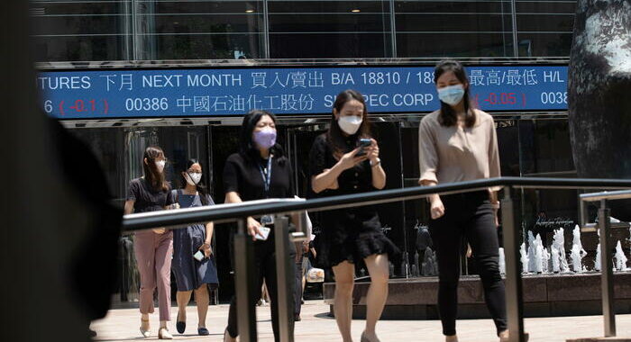 Borsa: Hong Kong giù ai minimi 2011 con spettro recessione