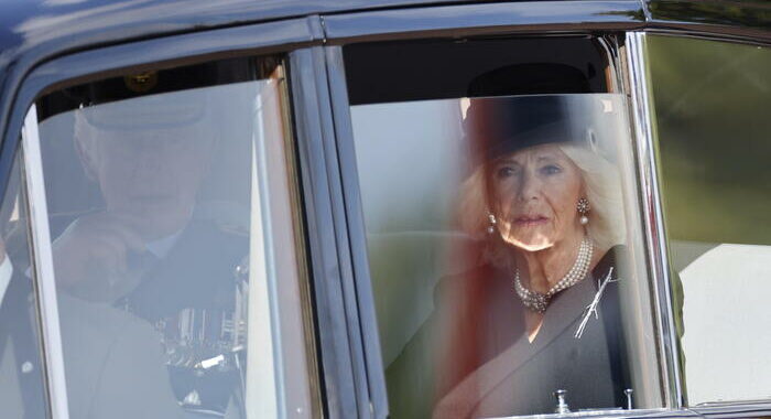 Camilla: ‘Elisabetta II una donna sola in un mondo uomini’