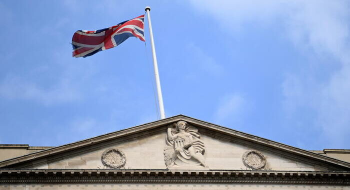 Gb: la Bank of England porta i tassi al 2,25%