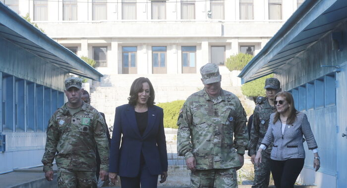 Harris in visita alla zona demilitarizzata di Panmunjom