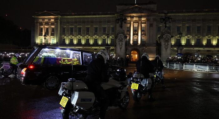 Il feretro della regina a Buckingham Palace