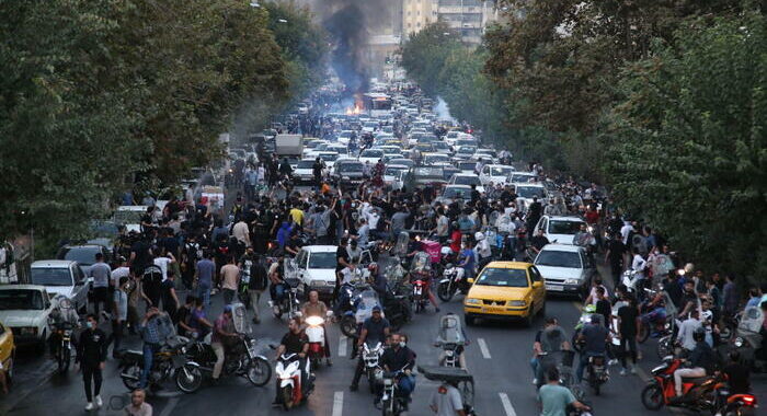 Iran: 739 i manifestanti arrestati, Raisi vuole pugno di ferro