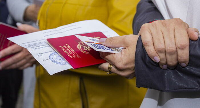 Kiev, avvisi leva da Mosca a ucraini con passaporto russo