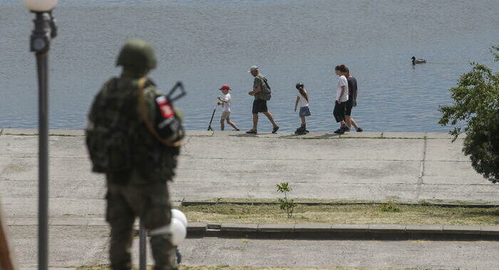 Kiev, nel Kherson i russi usano i civili come scudi umani