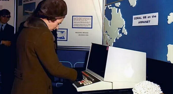 La regina Elisabetta fu il primo sovrano a inviare una email nel 1976