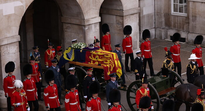 Lacrime e Union Jack, i primi sudditi a Westminster Hall