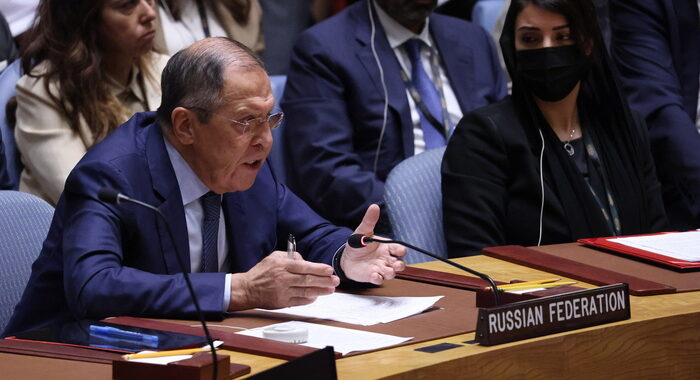 Lavrov, l’Occidente è parte del conflitto in Ucraina