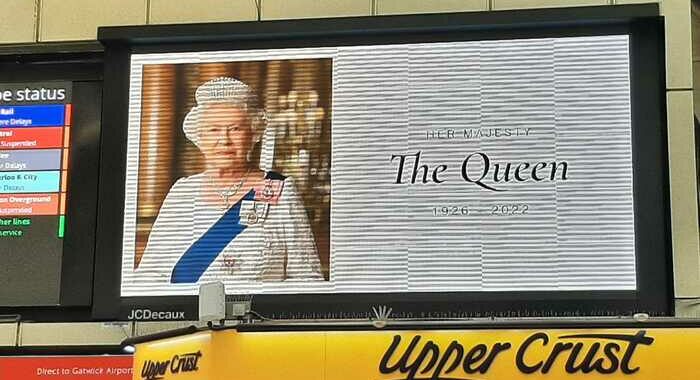 Le foto della Regina incorniciano strade e stazioni di Londra