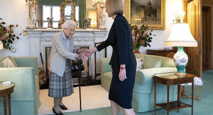 Liz Truss dalla regina, diventa formalmente primo ministro